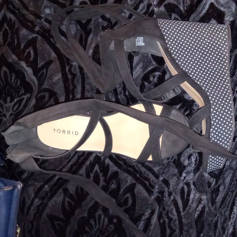 Polka dot tie up platforms